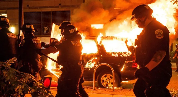 Unos 70 agentes heridos y 18 detenidos en Washington DC
