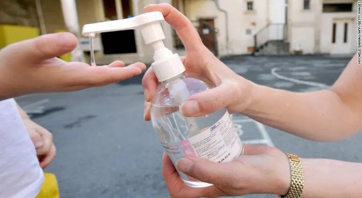 Niños que se emborrachan con gel antibacterial para manos, una creciente tendencia en EE.UU.