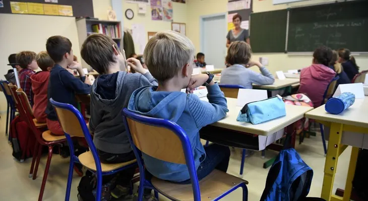 Polémica por un grupo de WhatsApp en que madres celebraron retiro de un niño con síndrome de Asperger