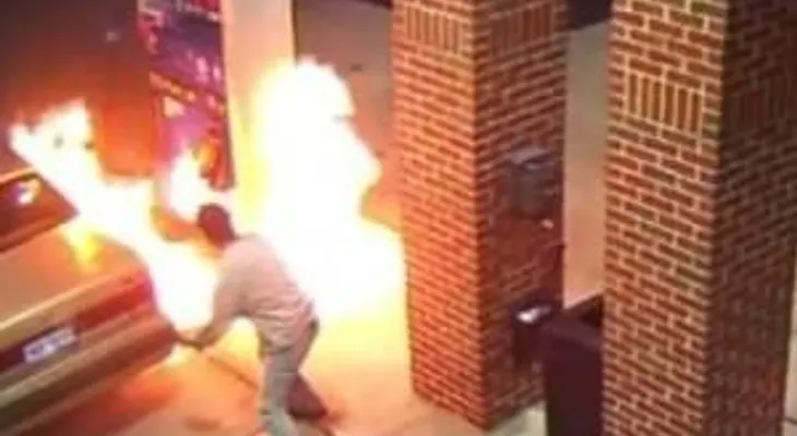 Conductor prende fuego gasolinera tratando de matar a una araña