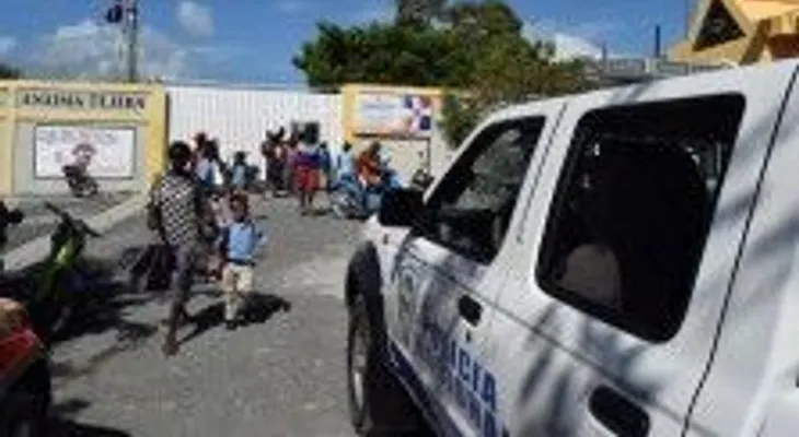 Estudiante de 15 años lanza bomba a escuela en Barahona
