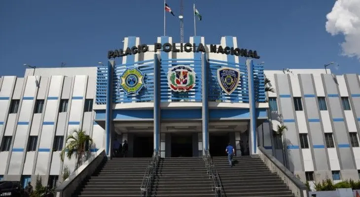 Policía apresa hombre mientras intentaba incendiar la casa de su madre para matarla