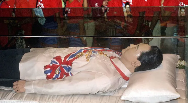 La historia surrealista de un funeral interminable