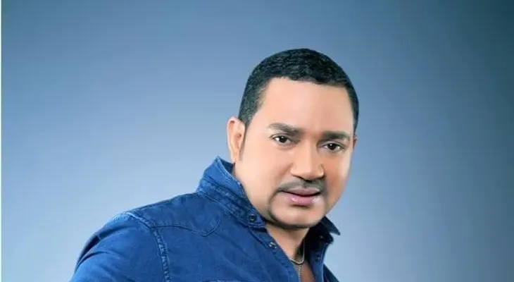 Aterriza de emergencia avión donde viajaba Frank Reyes 
