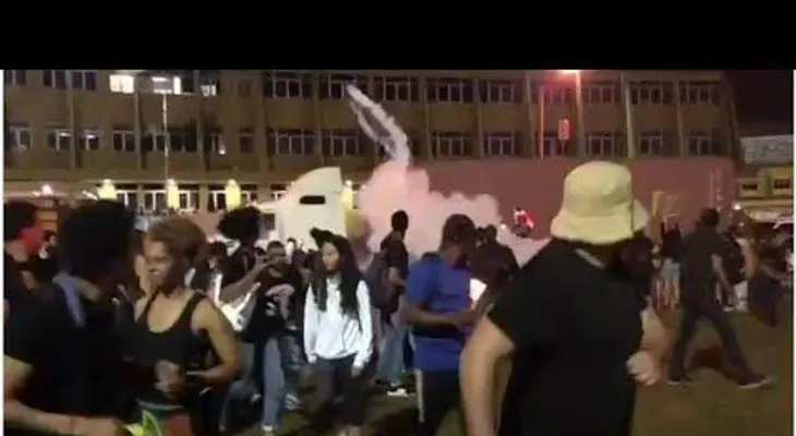 Encendidas manifestaciones frente a la JCE donde reclaman renuncia jueces; lanzan bombas lacrimógenas 