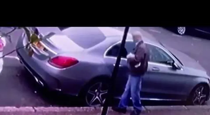 Un doble de Trump raya un Mercedes de más de 34.000 dólares