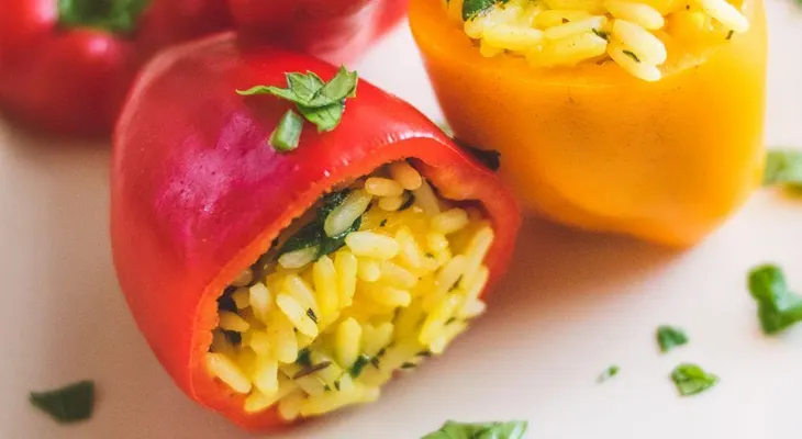 Pimiento relleno de arroz basmati y tempeh