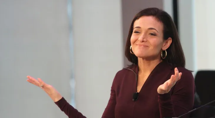 Ejecutiva de Facebook: debemos recuperar el término feminista y desechar el de mandona