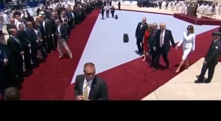Momento en que Melania se niega a tomar de la mano a Trump en su llegada a Israel