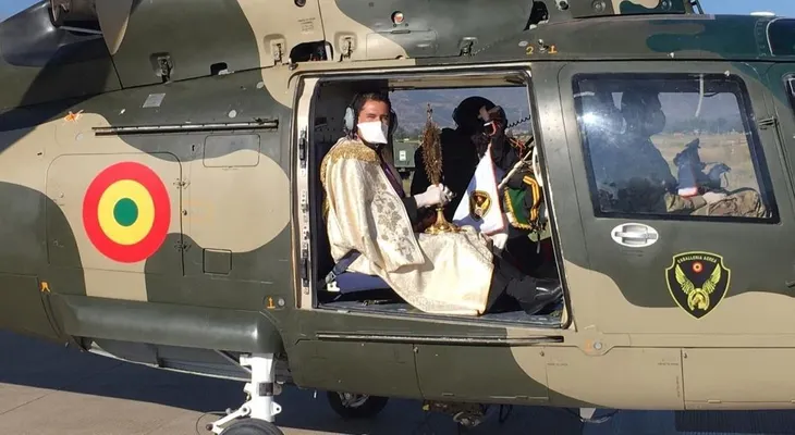 Cura boliviano rocía agua bendita desde el aire por pandemia