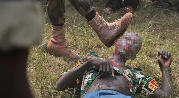 Soldados de la República Centroafricana linchan a un rebelde