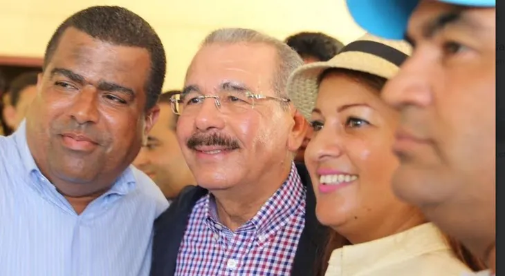 Danilo Medina acude en auxilio de caficultores de Guayubín; instruye reforestar