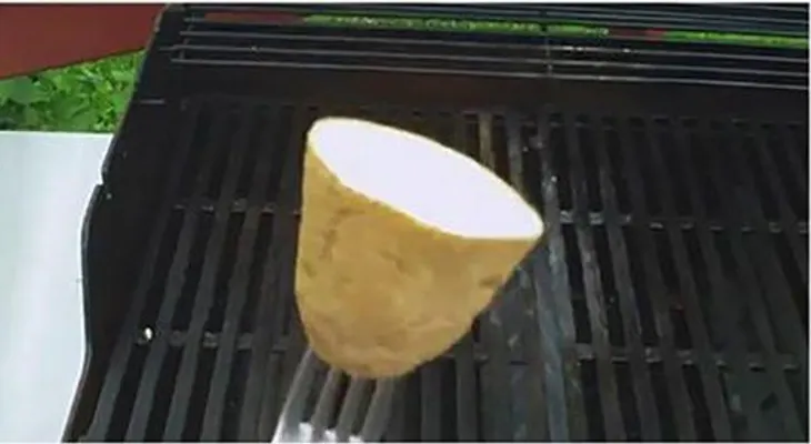 Cogió una papa y la restregó en su parrila. Genial! 