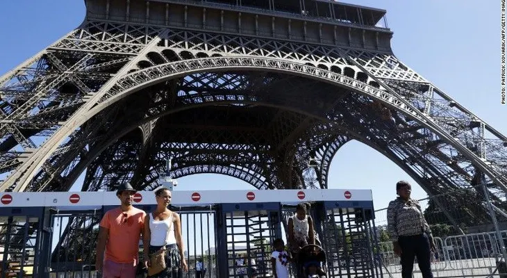 París protegerá la Torre Eiffel con una pared de cristal