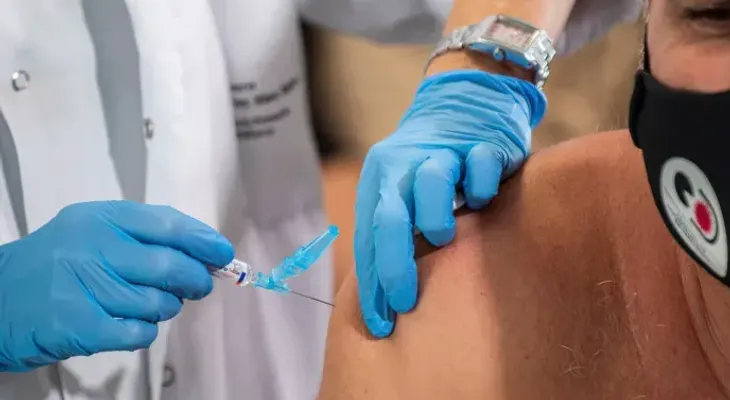 Vacuna contra la gripe protege contra una severa covid, según estudio global