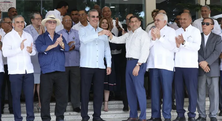 Presidente Abinader entrega 235 unidades de maquinarias y equipos agrícolas al Ministerio de Agricultura con inversión de RD 415 millones