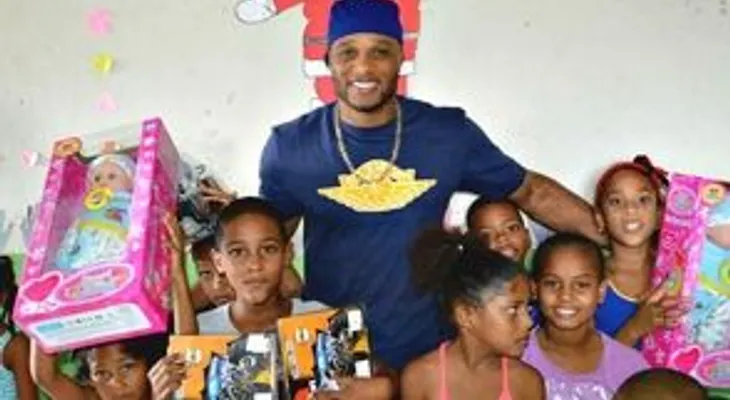 Robinson Canó ayuda a la comunidad en su pueblo de SPM