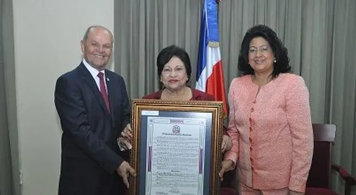 Senado reconoce a profesora Ligia Amada Melo por sus aportes a la Educación Superior
