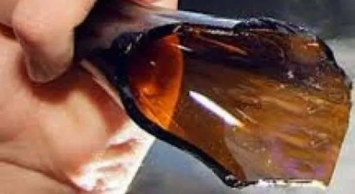 Una mujer degüella a su pareja por un casco de botella 