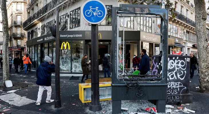 Francia decreta toques de queda parciales tras un fin de semana de saqueos con casi 2.400 detenidos