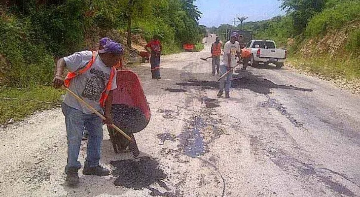 Obras Públicas inicia bacheo carretera Barahona-Enriquillo