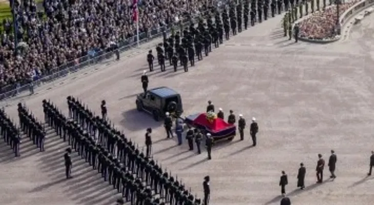 El féretro del rey Harald V llega a la Catedral de Oslo entre salvas y un minuto de silencio