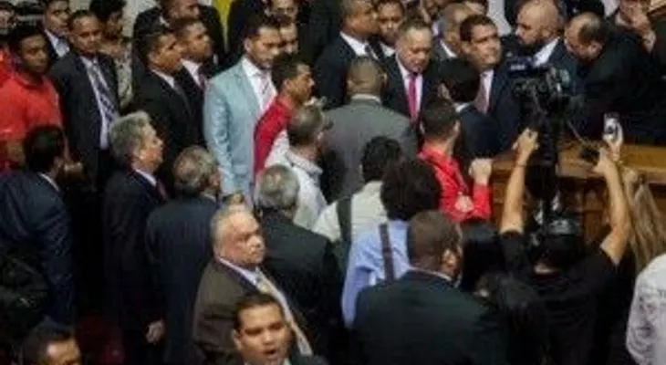 El Congreso venezolano suspende sesión