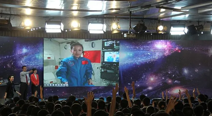 China: Astronautas dan conferencia a estudiantes desde el espacio