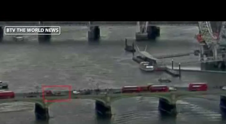 El momento en que una mujer cae al río Támesis durante el atentado de Londres (VIDEO)
