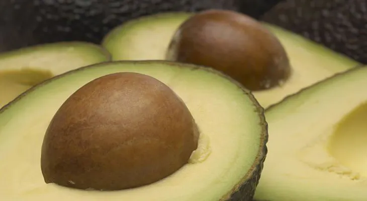 Cómo usar la semilla del aguacate para reducir la celulitis