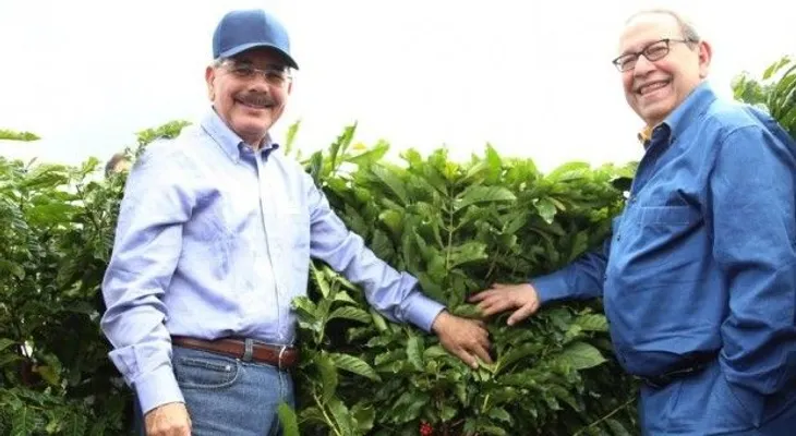 Presidente Medina visita finca cafetalera de los Perelló