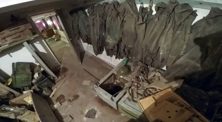 Entró a un túnel debajo de una fábrica abandonada en Rusia y halló algo muy tenebroso