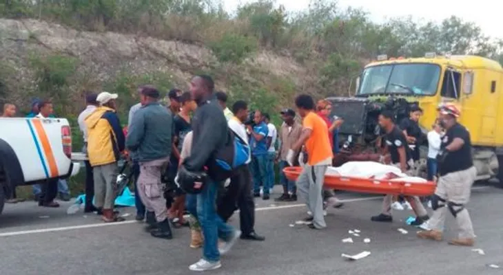 Yipeta mata dos personas cuando intentaban cruzar en la autopista Duarte