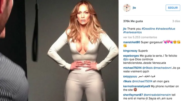 Jennifer Lopez presume de su cinturita y profundo escote a los 46 años