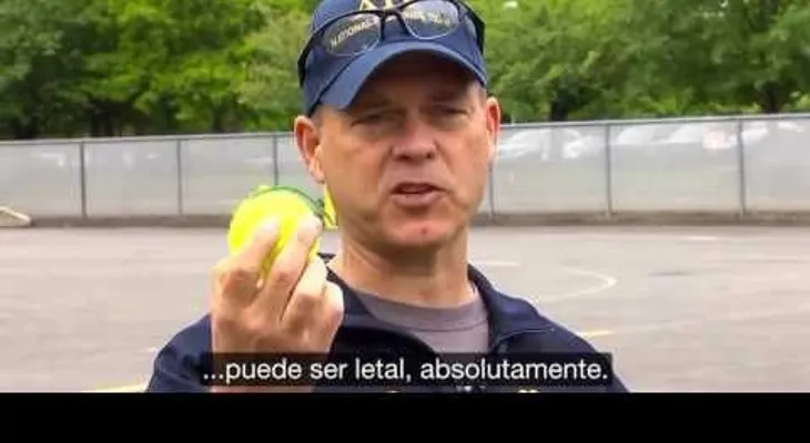 Si encuentras una pelota de tenis en el suelo: Es una advertencia de la policía? (VIDEO)