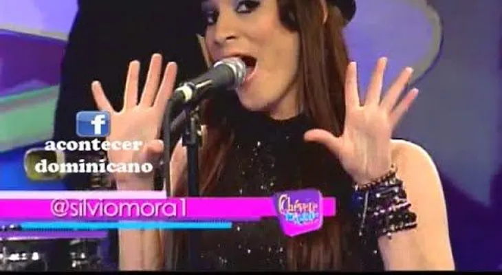 La presentadora que renunció del Pachá cantando con Silvio Mora