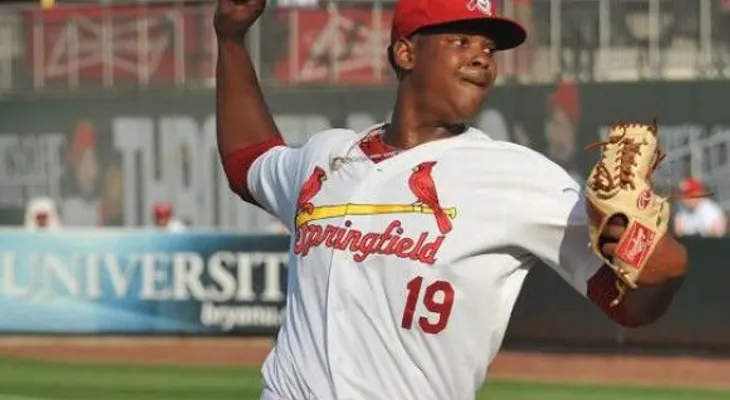 Dominicano Alex Reyes deleita en su debut con Cardenales (VIDEO)