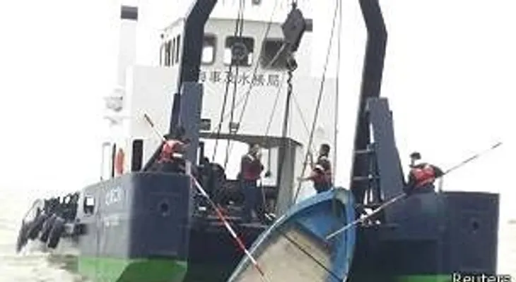 Un barco naufraga con más de 400 pasajeros a bordo en China (Video)