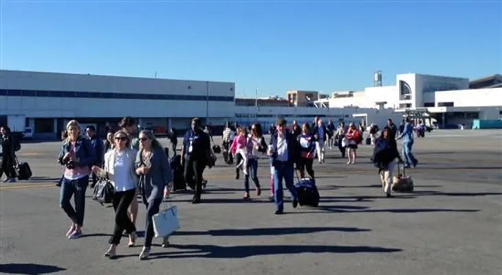 Un muerto por disparos en aeropuerto de Los Ángeles