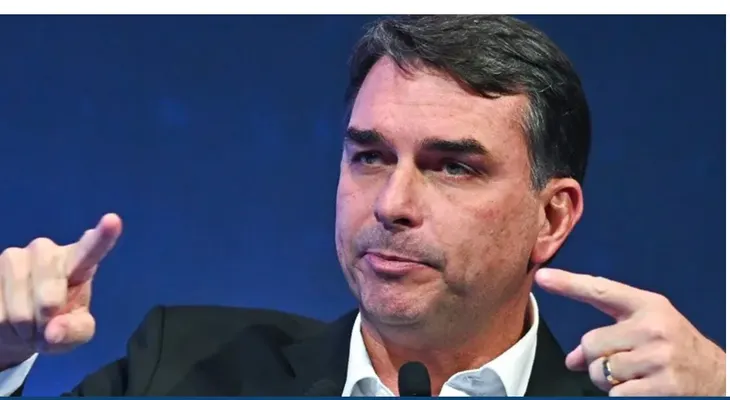 Flávio Bolsonaro lanza su candidatura con apoyo de Milei