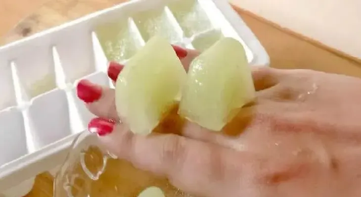Cubos de hielo de papa y pepino para manchas oscuras 