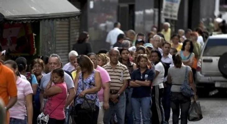 Largas filas por escasez productos básicos en Venezuela 