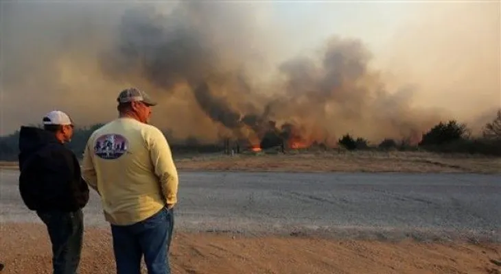 Cientos de bomberos combaten incendios en Oklahoma y Kansas