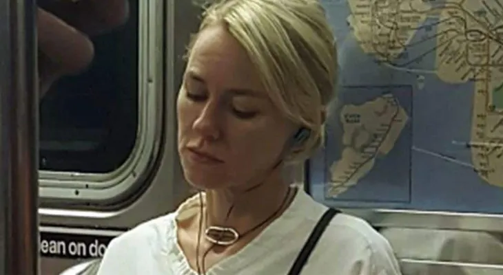 La venganza de Naomi Watts contra una joven que la retrató en el metro