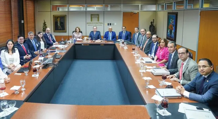 Gobernador Banco Central recibe misión FMI para evaluar desempeño economía dominicana y sus perspectivas