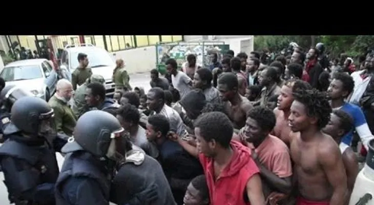 Cientos de migrantes entran en España forzando la valla de Ceuta, en la frontera con Marruecos