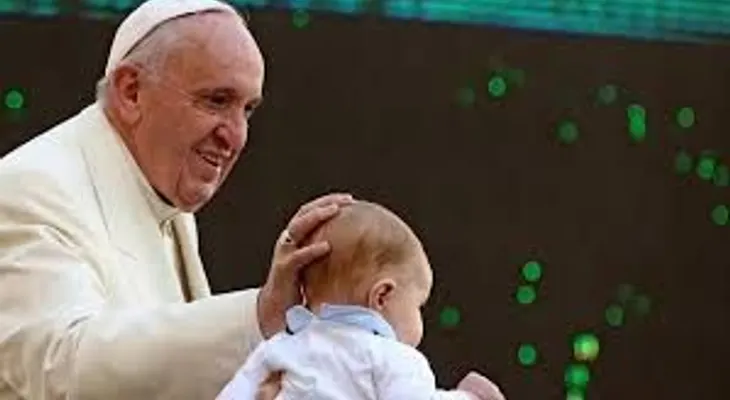 El papa lamenta que las familias no coman juntas y estén distraídas con sus celulares