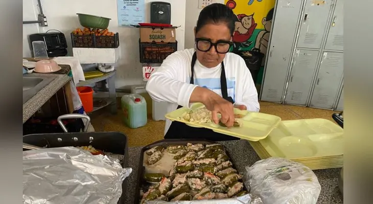 Deportada tras dos décadas en EE.UU., Esther Morales cocina cada semana para migrantes en Tijuana