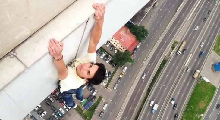 Video:'Rusos locos' se suben a la torre de Shanghái, la segunda más alta del mundo