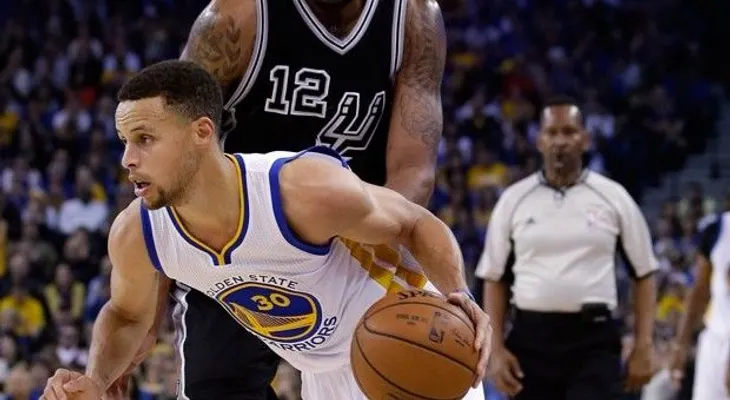 Los Warriors y Cavs salen favoritos en playoffs NBA